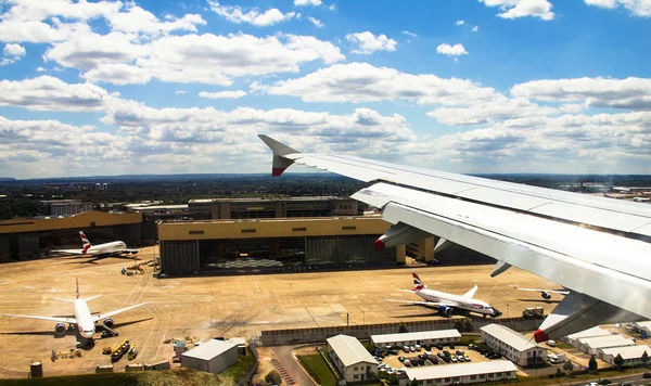 Repülőgép Airbus A-320 leszállás a Heathrow repülőtér. London. Egyesült Királyság — Stock Fotó