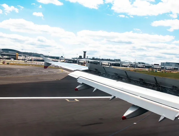 Самолет Airbus A-320 приземлился в аэропорту Хитроу. В Лондон. UK — стоковое фото