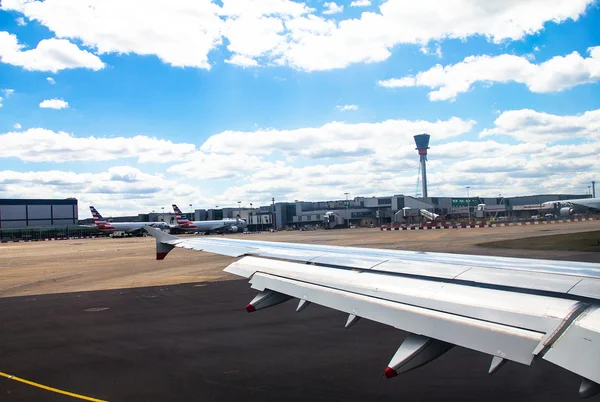 Airbus a-320 landet auf dem Heidekrautflughafen. London. uk — Stockfoto