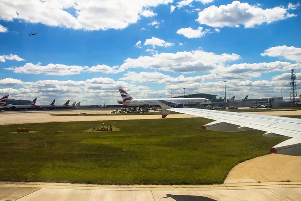 Rollender Airbus a-320 nach der Landung auf dem Flughafen Heathrow. London. uk — Stockfoto