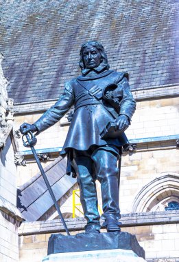 Oliver Cromwell - 1899 heykelin Hamo Thornycroft önünde Palace of Westminster (Parlamento), Londra, İngiltere
