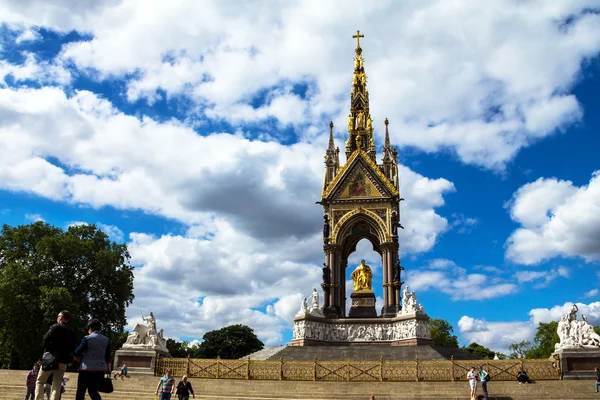 Albert Memorial à Londres situé dans Kensington Gardens — Photo