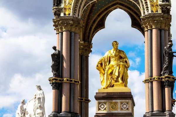 Albert Memorial en Londres situado en Kensington Gardens. Estatua de Albert, por John Henry Foley y Thomas Brock — Foto de Stock