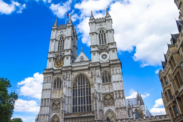 Université Église Saint-Pierre à Westminster sur fond de ciel bleu — Photo