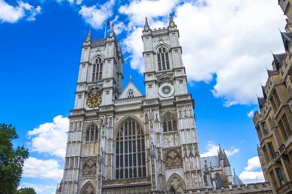 Universiteit kerk van St Peter in Westminster op blauwe hemelachtergrond — Stockfoto