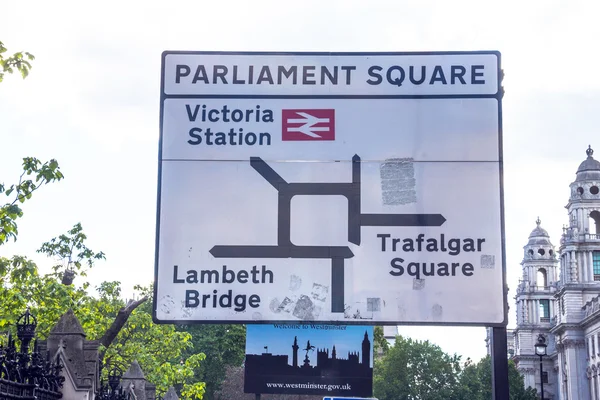 Panneau routier sur Parliament Square près de Westminster Palace Londres. Royaume Uni — Photo