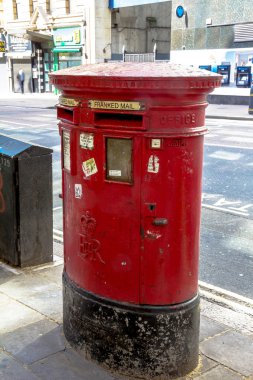  Eski bir İngiliz kırmızı posta kutusu Londra'nın merkezinde yer almaktadır. İngiltere 
