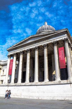 Kimliği belirsiz turist Trafalgar Square, Londra National Gallery yakınındaki. İngiltere