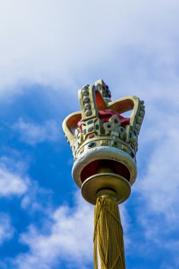 taç üstünde tepe-in sütun Mavi gökyüzü arka plan üzerine