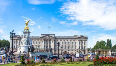 Buckingham Sarayı'nın ve Victoria Anıtı baz turistler toplamak.