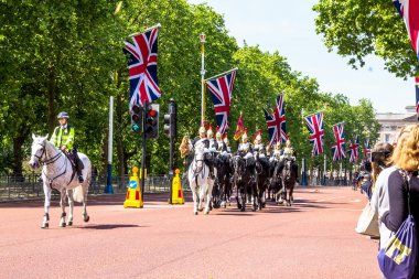 Londra, İngiltere'de The Mall boyunca ev Süvari yürüyüş