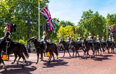 Londra, İngiltere'de The Mall boyunca ev Süvari yürüyüş