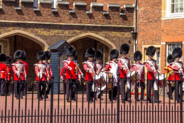  İngiliz Muhafızlar St. James Sarayı karşısında gösteri için hazırlanıyor. Alışveriş Merkezi. Londra. İngiltere  