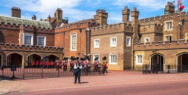  İngiliz Muhafızlar aşağı ters St. James Sarayı Mart başlar. Alışveriş Merkezi. Londra. İngiltere  