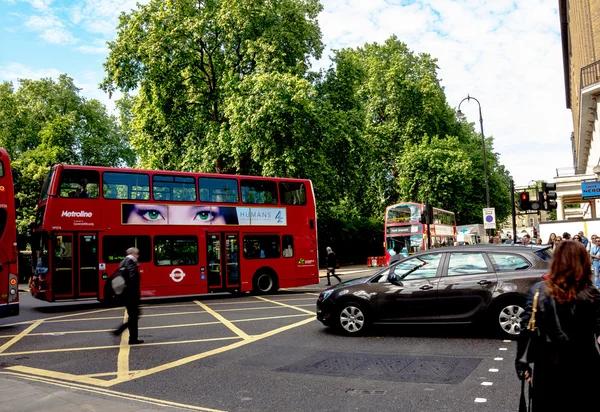 Двухэтажный автобус в центре Лондона — стоковое фото