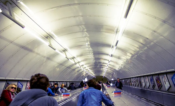 Escalera mecánica en la estación de metro Russell Square. Londres — Foto de Stock