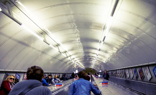 Russell Square Metro istasyonunda yürüyen merdiven. Londra