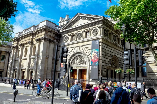 Gruppe unbekannter Touristen in der Nähe der nationalen Porträtgalerie im Zentrum Londons am Morgen. — Stockfoto