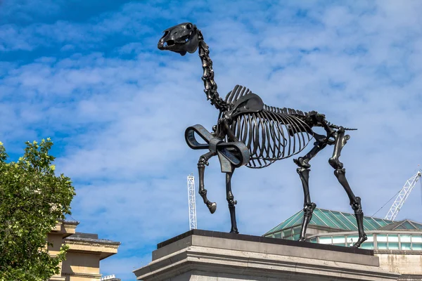 Sculpture of skeletal horse on fourth plinth in Trafalgar Square, London as seen — Stock Photo, Image