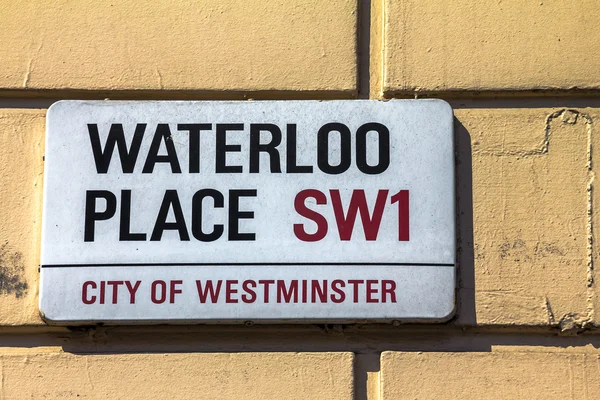 Vägskylt i Waterloo Place i City of Westminster i centrala London, Storbritannien — Stockfoto