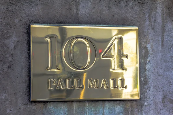 Zlaté znamení Pall Mall 104 na kamenné zdi — Stock fotografie