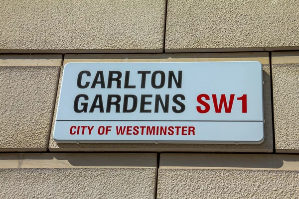 Vägskylt av Carlton trädgårdar i City of Westminster i centrala London, Storbritannien — Stockfoto