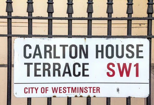 ウェストミン スターのイギリス、ロンドン中心部でカールトン テラスの道路標識 — ストック写真