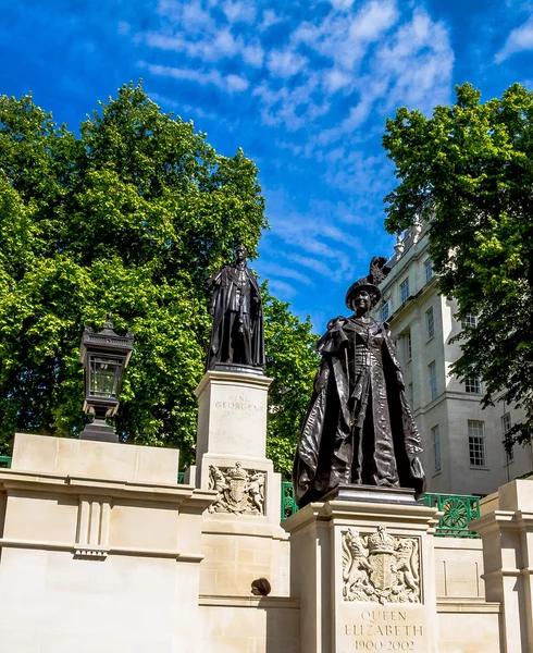 Estatuas de Isabel La reina madre y el rey Jorge IV situados en Carlton Gardens, cerca del centro comercial The Mall en Londres . — Foto de Stock