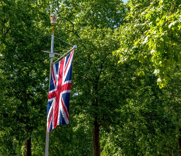 O Union Jack Flag a voar de um poste de bandeira na rua The Mall. Londres. Inglaterra. Reino Unido. Tomado em junho de 2015 — Fotografia de Stock
