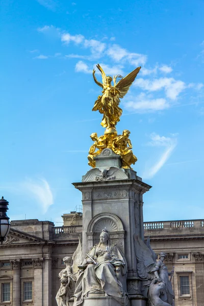 Імперська Меморіал королева Вікторія (1911, розроблений сера Астон Уебб) перед Букінгемський палац — стокове фото