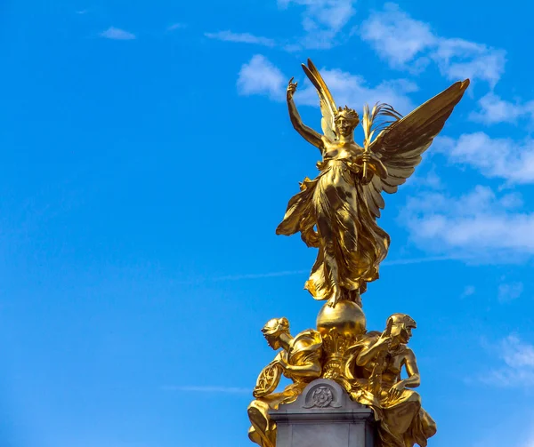 在维多利亚女王纪念碑纪念碑在伦敦白金汉宫外 (胜利女神） 雕像 — 图库照片