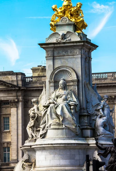 Імперська Меморіал королева Вікторія (1911, розроблений сера Астон Уебб) перед Букінгемський палац — стокове фото