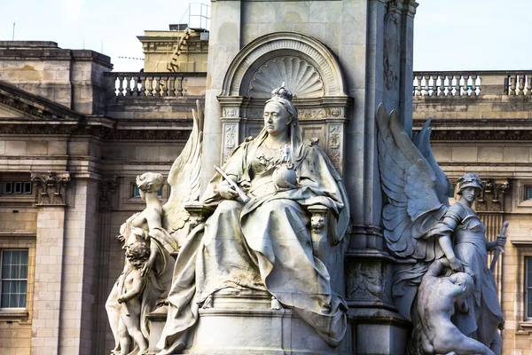 Memorial Imperial a la Reina Victoria (1911, diseñado por Sir Aston Webb) frente al Palacio de Buckingham — Foto de Stock