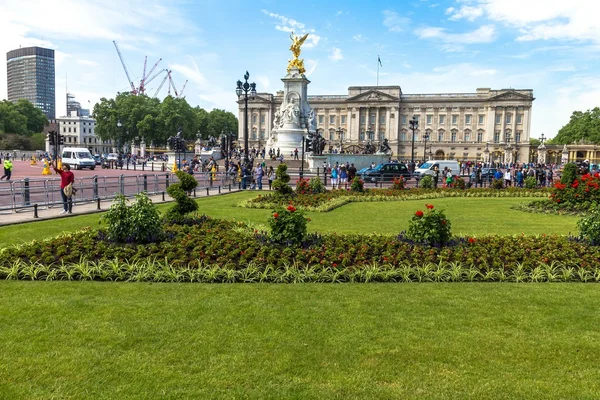 I turisti si riuniscono alle porte di Buckingham Palace e alla base del monumento Victoria . — Foto Stock