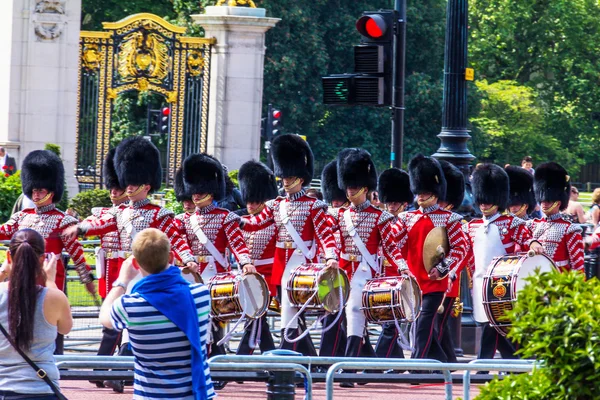 LONDRES, REINO UNIDO - 4 DE JUNIO DE 2015: Guardias británicos marchan por el centro comercial en Londres, frente al Palacio de Buckingham . — Foto de Stock