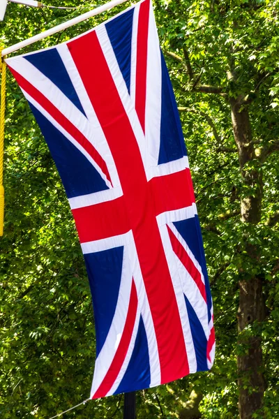 O Union Jack Flag a voar de um poste de bandeira na rua The Mall. Londres. Inglaterra. Reino Unido. Tomado em junho de 2015 — Fotografia de Stock