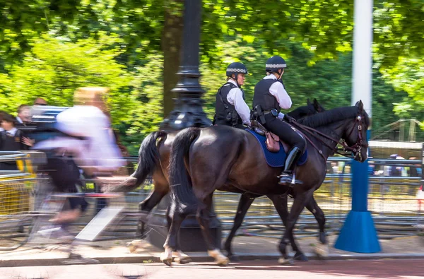 Donne della polizia a cavallo su The Mall, strada di fronte a Buckingham Palace a Londra — Foto Stock