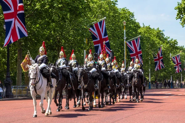 Household Kavaleri berjalan sepanjang Mall di London, Inggris — Stok Foto