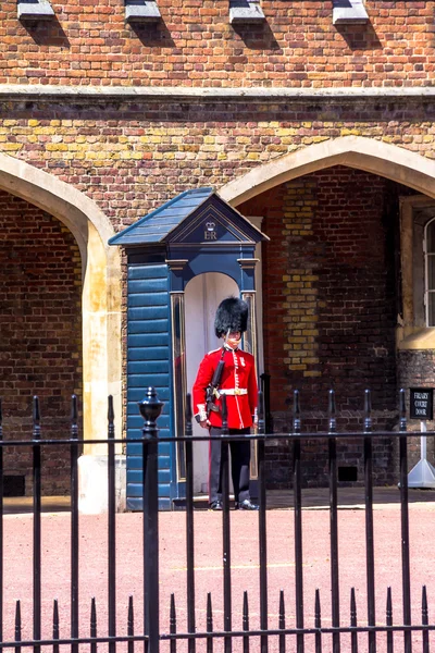 Pengawal Inggris yang bertugas di dekat Istana St. James di Mall, London. Inggris, Inggris — Stok Foto