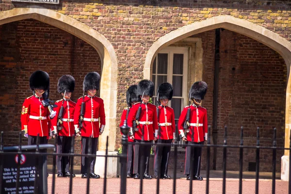 Penggantian Penjaga di dekat Istana St. James di Mall, London, Inggris, Inggris — Stok Foto