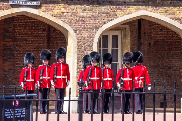 Cambio de guardia cerca del St. James Palace en The Mall, Londres, Inglaterra, Reino Unido — Foto de Stock