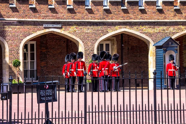 Cambio de guardia cerca del St. James Palace en The Mall, Londres, Inglaterra, Reino Unido — Foto de Stock