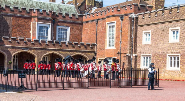 Para pengawal Inggris bersiap untuk parade di seberang Istana St. James. Mall. London. Inggris — Stok Foto