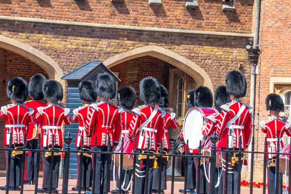 Para pengawal Inggris bersiap untuk parade di seberang Istana St. James. Mall. London. Inggris — Stok Foto