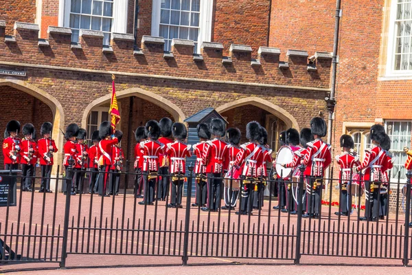 Penghapusan bendera upacara. Pengawal Inggris bersiap untuk parade di seberang Istana St. James . — Stok Foto