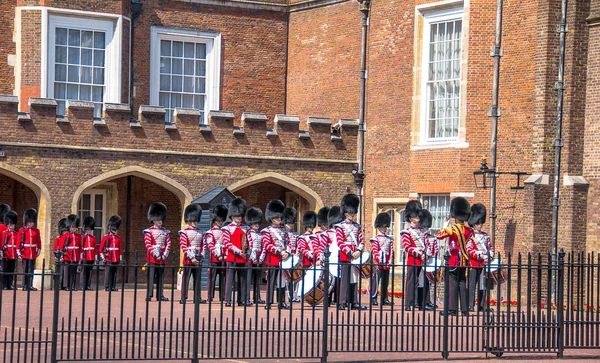 Para pengawal Inggris bersiap untuk parade di seberang Istana St. James. Mall. London. Inggris — Stok Foto