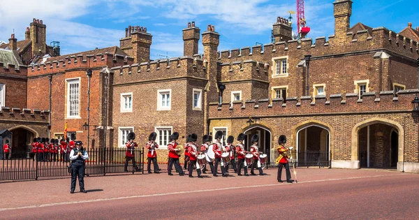 Los guardias británicos comienzan a marchar frente al Palacio de St. James. El centro comercial. Londres. Reino Unido — Foto de Stock