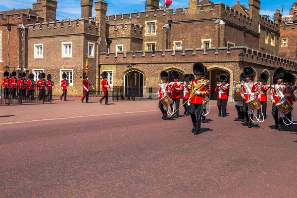 ยามชาวอังกฤษเดินลงตรงข้ามกับพระราชวังเซนต์เจมส์ เดอะมอลล์ ลอนดอน อังกฤษ — ภาพถ่ายสต็อก