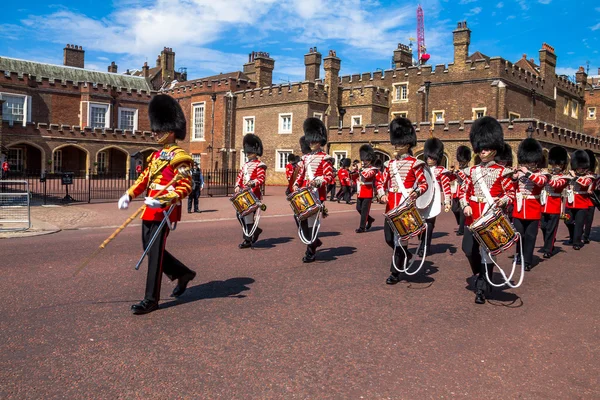 Les gardes britanniques marchent en face du palais Saint-Jacques. Le centre commercial. Londres. Royaume Uni — Photo