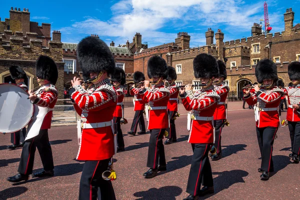 Britský strážci napochodovat opačným St. James Palace. Mall. V Londýně. Velká Británie — Stock fotografie